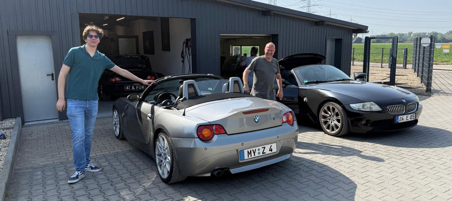 BMW-Z4-PS-Talk vor der Werkstatt